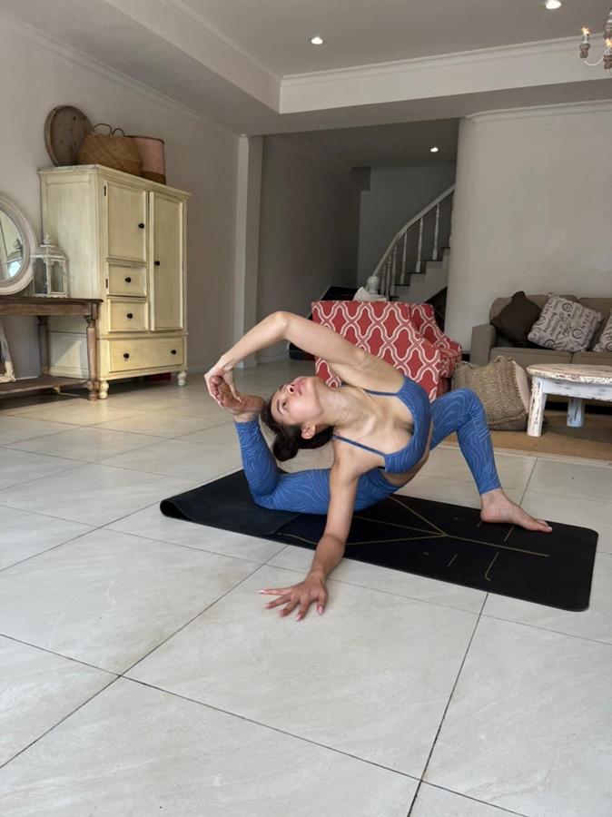 Yoga dường như đã giúp nữ ca sĩ khoe hết những đường cong quyến rũ và sự uyển chuyển nữ tính trên cơ thể mình.