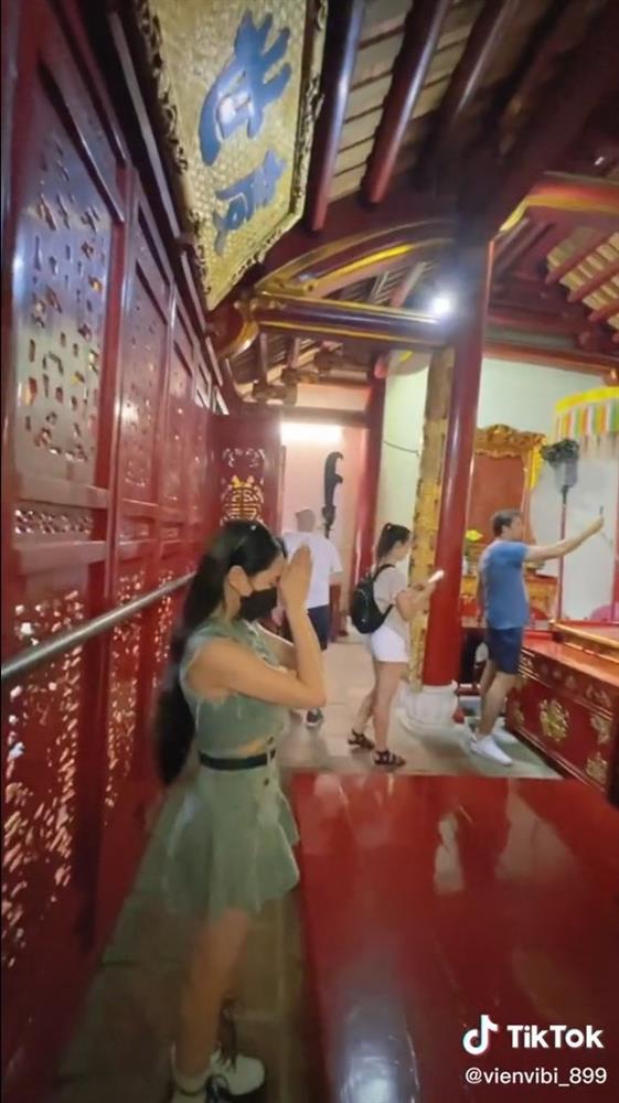 Ngán ngẩm gái xinh diện đồ ngắn cũn, check-in tại Đền Ngọc Sơn-3