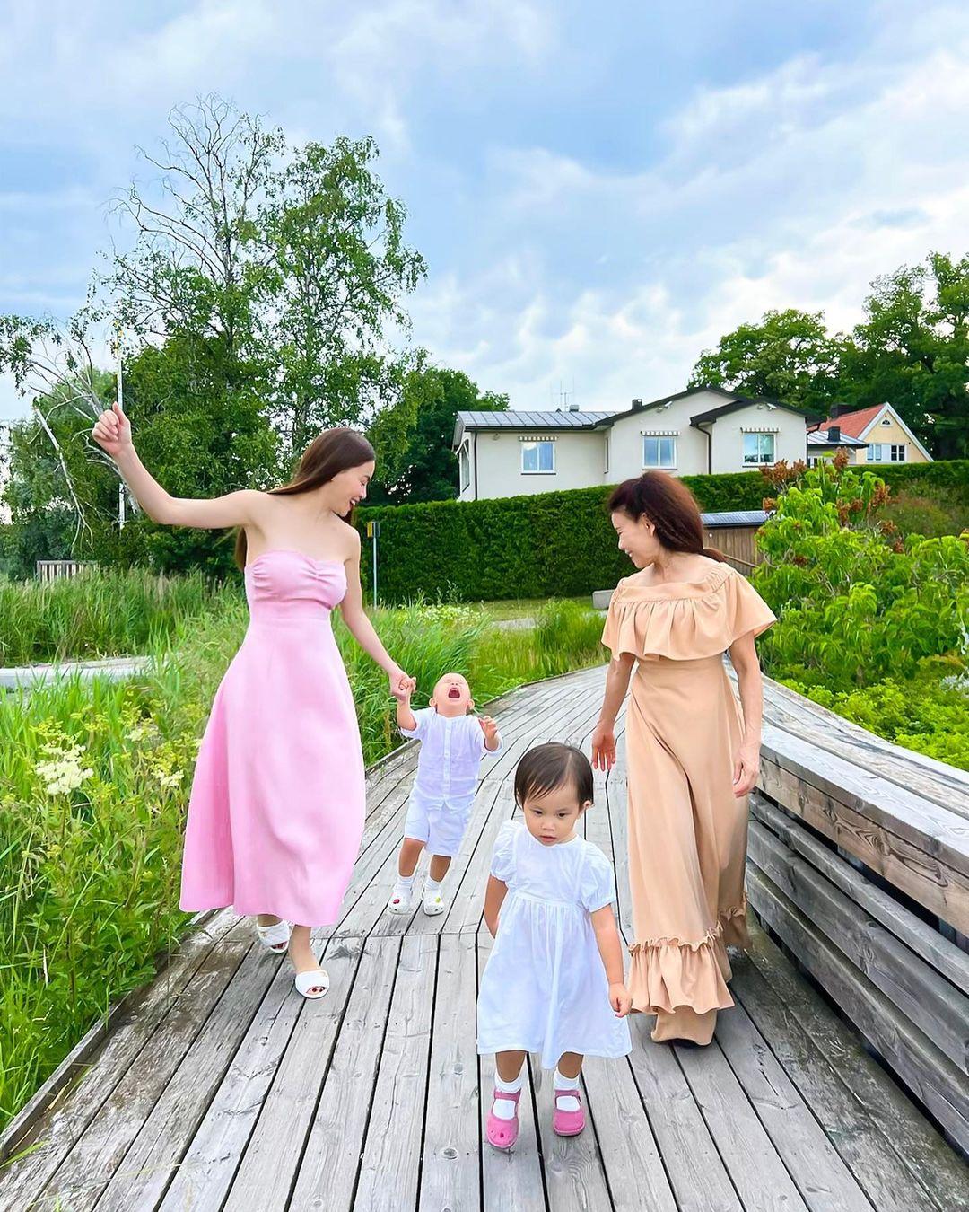 Mới đây, Hồ Ngọc Hà đưa gia đình sang Thụy Điển để thăm ông bà nội. Ngoài mẹ đẻ, Lisa, Leon thì Subeo cũng được đi cùng để tận hưởng kì nghỉ hè.