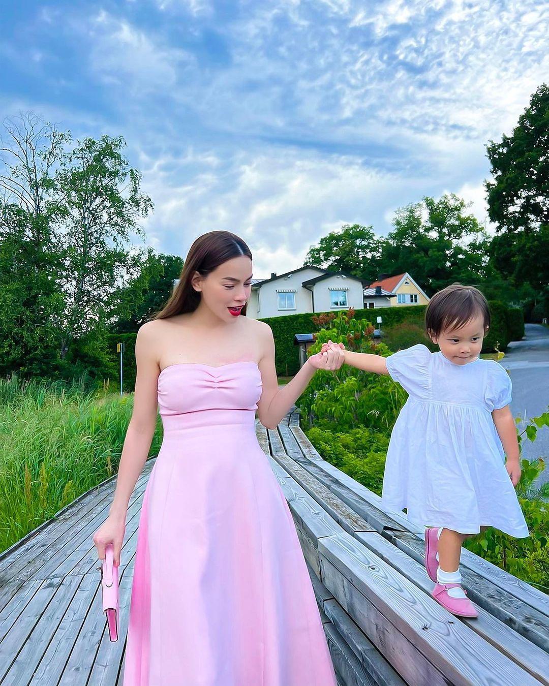 Hai mẹ con trông chẳng khác nào fashionista.