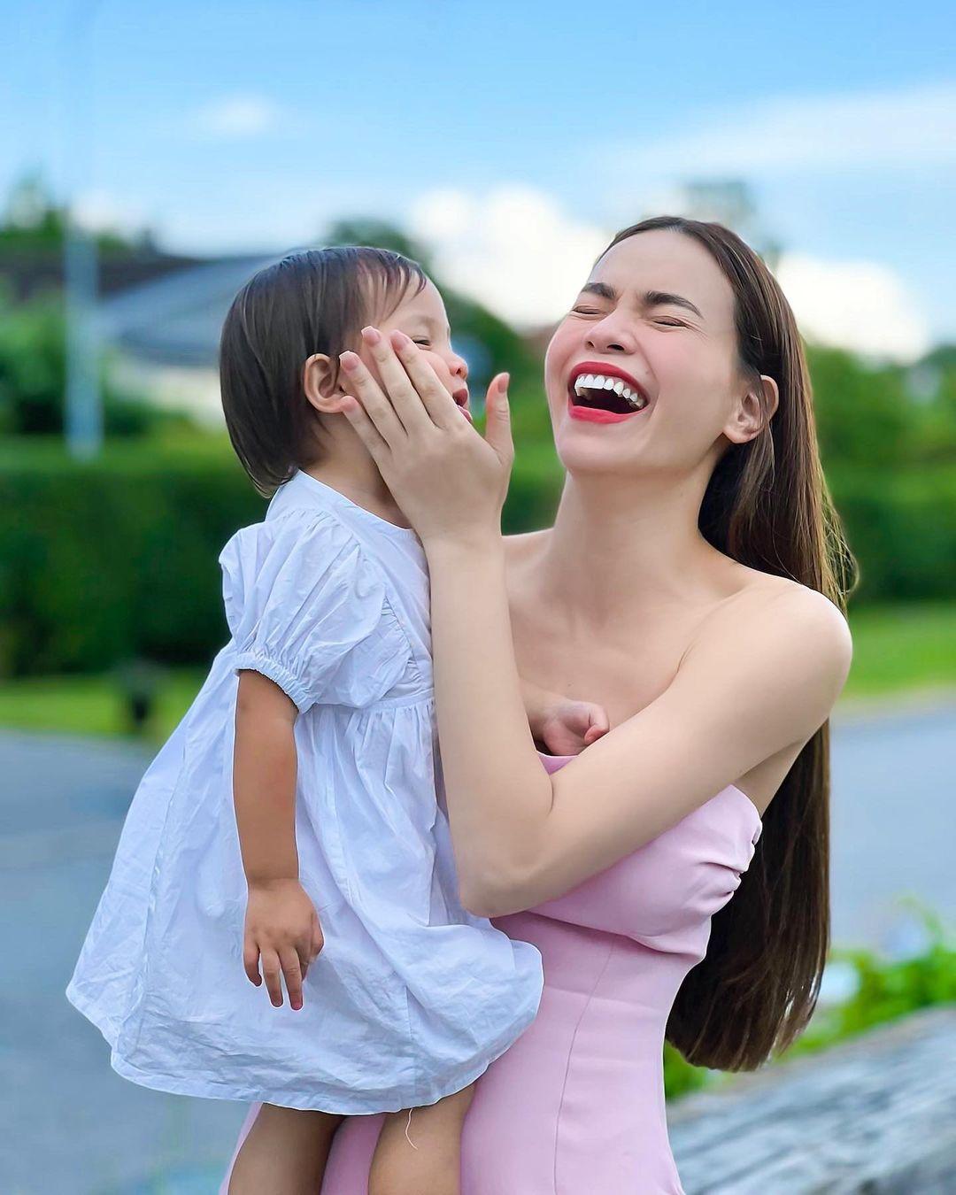 Trong khi đó, Lisa lại có cả bộ hình lookbook đỉnh của chóp luôn.