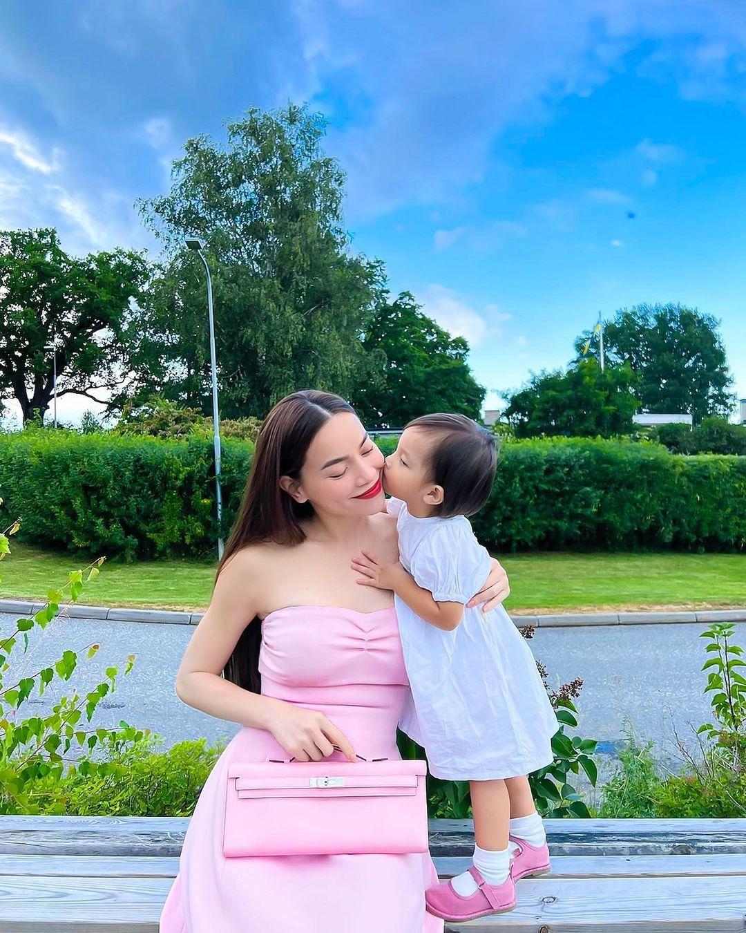 Lisa thơm má mẹ tình cảm.