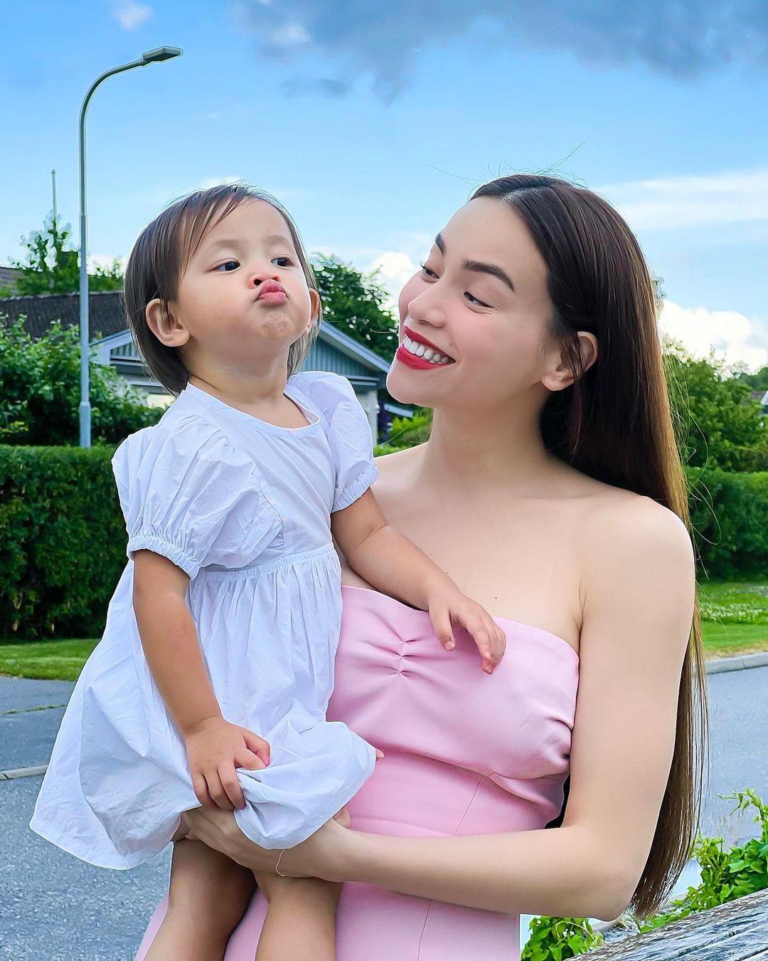 Công chúa nhỏ với biểu cảm chu môi siêu đáng yêu khi chụp hình cùng nữ ca sĩ.