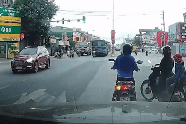 Bé trai 8 tuổi băng qua đường bị xe tải cán tử vong-1