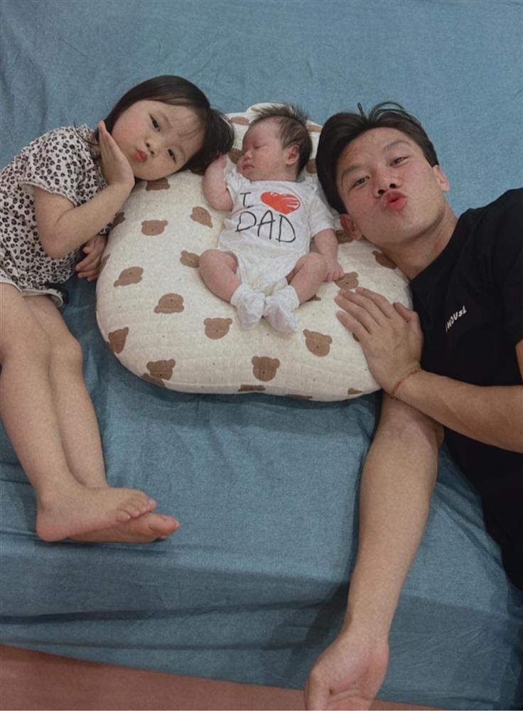 Không nhận ra Quế Ngọc Hải đầu bù tóc rối ở nhà chăm con-3