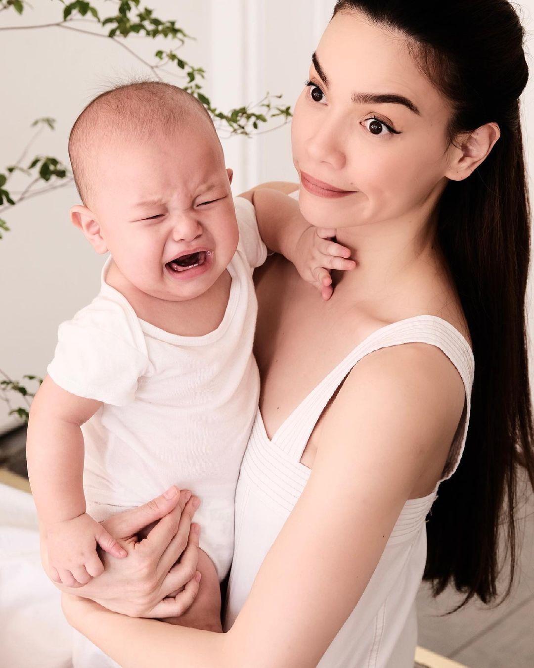 Trước đó, cũng rất nhiều lần Hồ Ngọc Hà phải bất lực khi Leon khóc um khi chụp hình cùng mình.