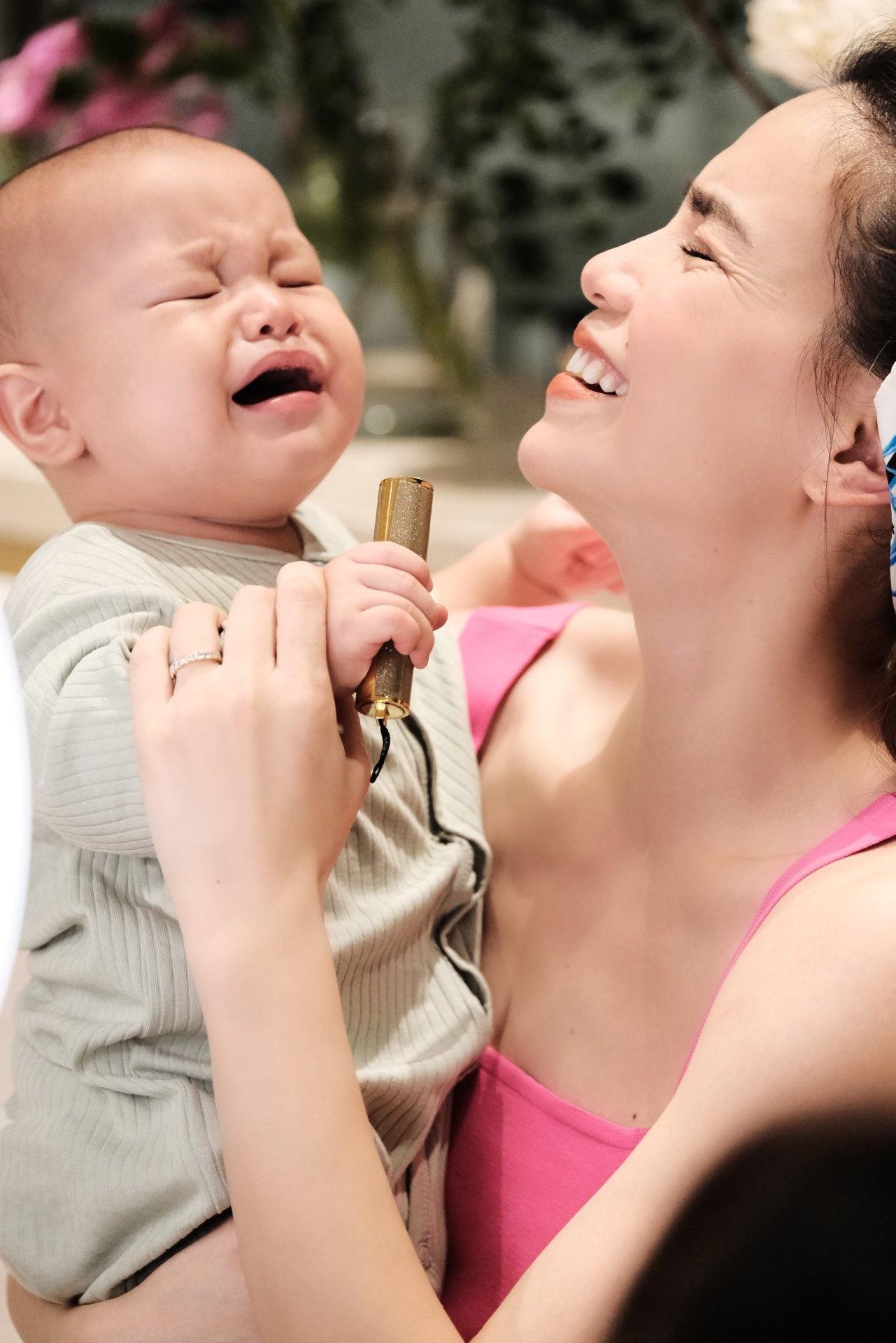 Bức hình phát ra âm thanh của con trai Hà Hồ.