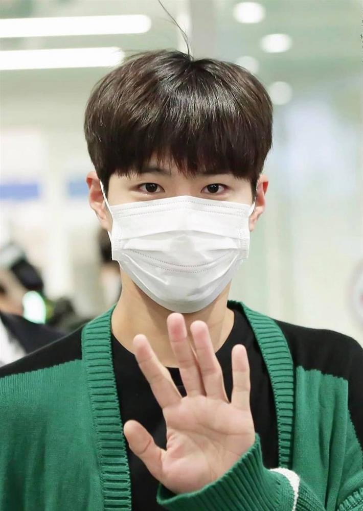 Đeo khẩu trang kín mít, loạt idol Kpop vẫn tỏa sáng rạng ngời-6