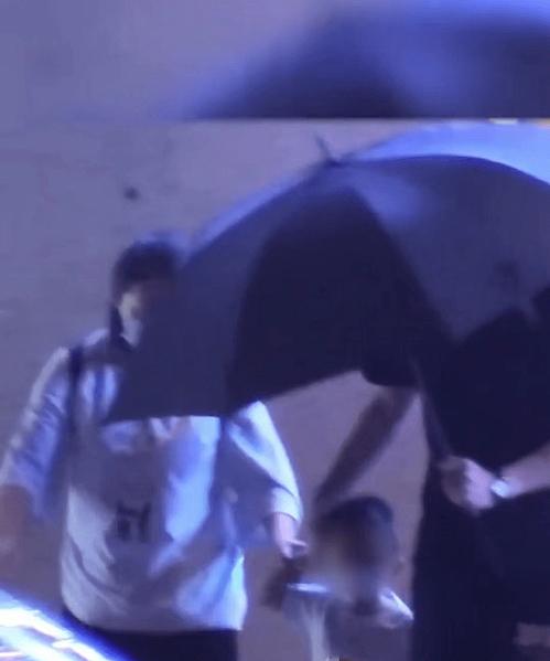 Phùng Thiệu Phong đón con ở nhà Triệu Lệ Dĩnh-2