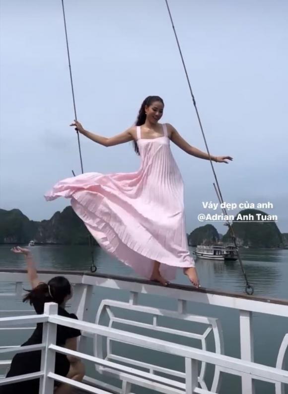 Phạm Hương tạo dáng trên thành du thuyền khiến fans thót tim-3