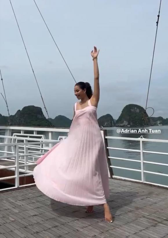 Phạm Hương tạo dáng trên thành du thuyền khiến fans thót tim-4