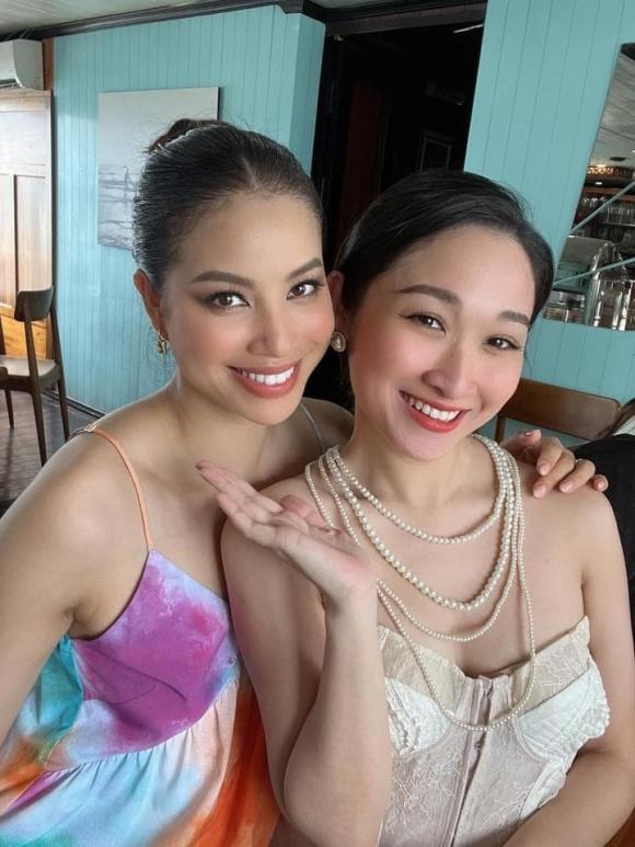 Phạm Hương tạo dáng trên thành du thuyền khiến fans thót tim-1