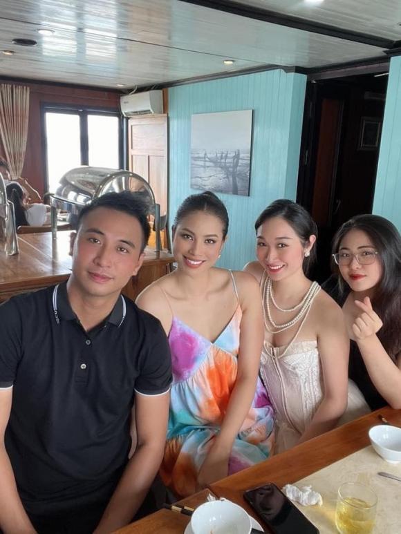 Phạm Hương tạo dáng trên thành du thuyền khiến fans thót tim-2