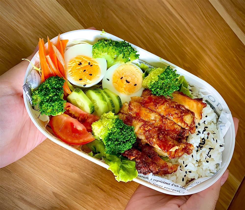 10x chăm chỉ mang bento đi làm, còn nấu luôn cho đồng nghiệp ăn cùng-2