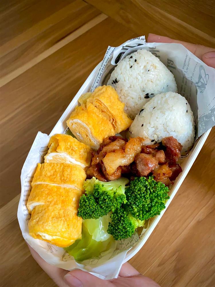 10x chăm chỉ mang bento đi làm, còn nấu luôn cho đồng nghiệp ăn cùng-3