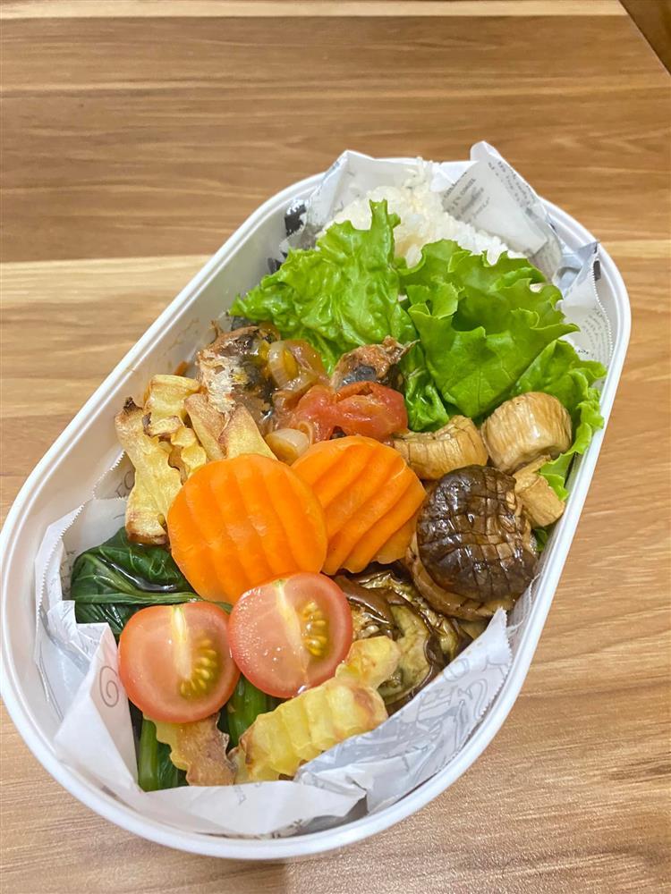 10x chăm chỉ mang bento đi làm, còn nấu luôn cho đồng nghiệp ăn cùng-11