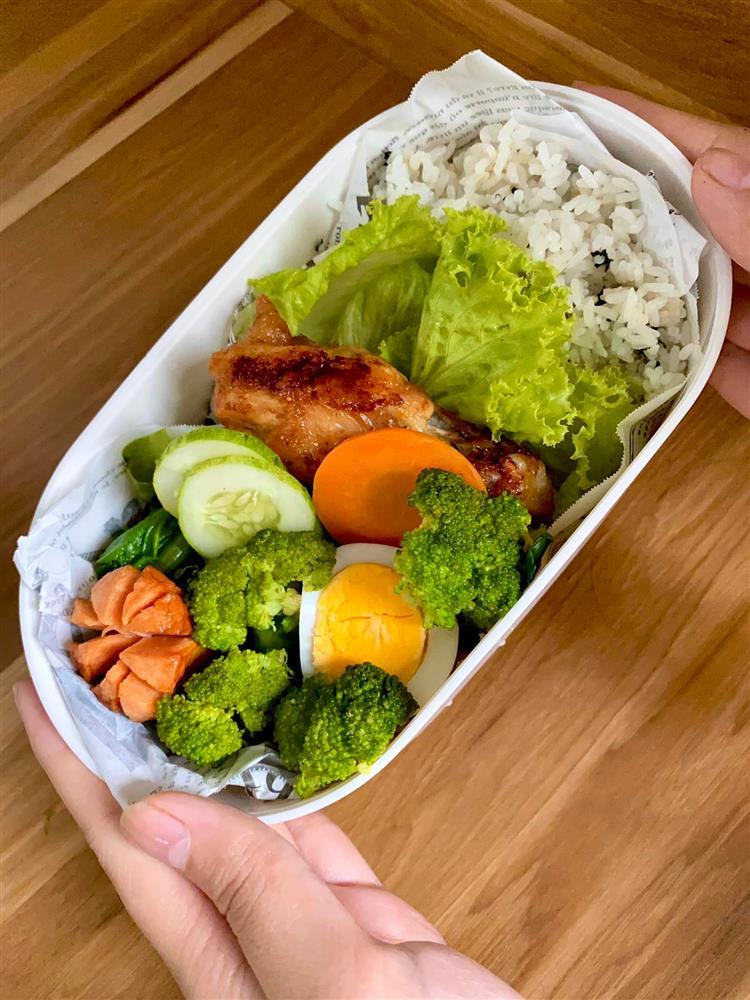 10x chăm chỉ mang bento đi làm, còn nấu luôn cho đồng nghiệp ăn cùng-6