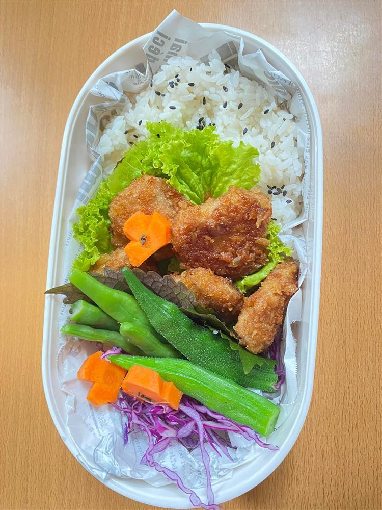 10x chăm chỉ mang bento đi làm, còn nấu luôn cho đồng nghiệp ăn cùng-9