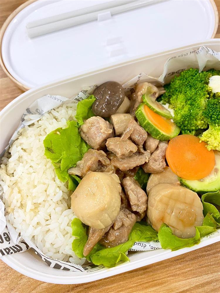 10x chăm chỉ mang bento đi làm, còn nấu luôn cho đồng nghiệp ăn cùng-13