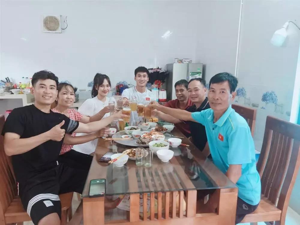 Bạn gái Nhâm Mạnh Dũng có gì mà được khuyên thi Hoa hậu?-3