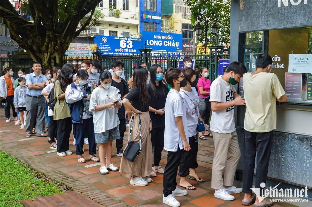 Lễ vật kỳ lạ của thí sinh đi cầu may trước ngày thi tốt nghiệp THPT-2