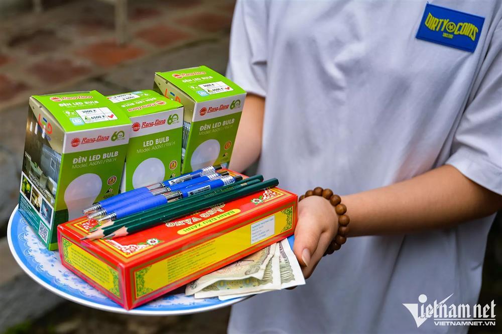 Lễ vật kỳ lạ của thí sinh đi cầu may trước ngày thi tốt nghiệp THPT-5