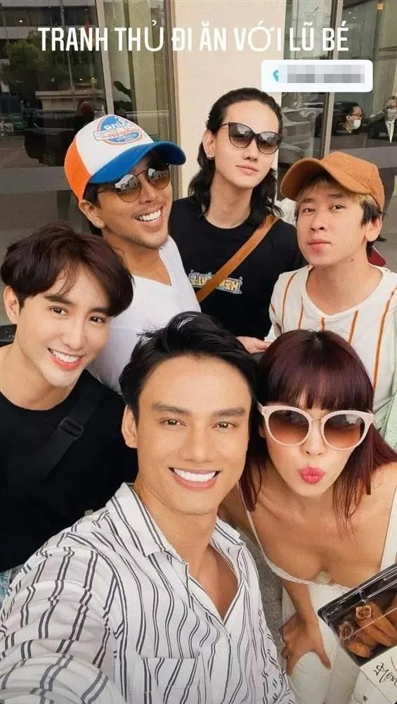 Hà Anh lại sexy thót tim sau loạt ảnh áo dài phản cảm-1