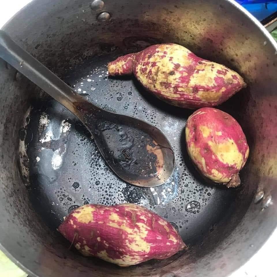 Mẹ bắt chước TikTok luộc khoai bằng thìa, con mở nắp vung tí thì xỉu-2