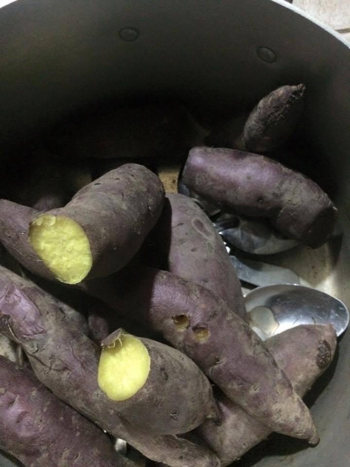 Mẹ bắt chước TikTok luộc khoai bằng thìa, con mở nắp vung tí thì xỉu-3