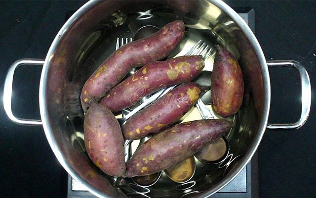 Mẹ bắt chước TikTok luộc khoai bằng thìa, con mở nắp vung tí thì xỉu-4