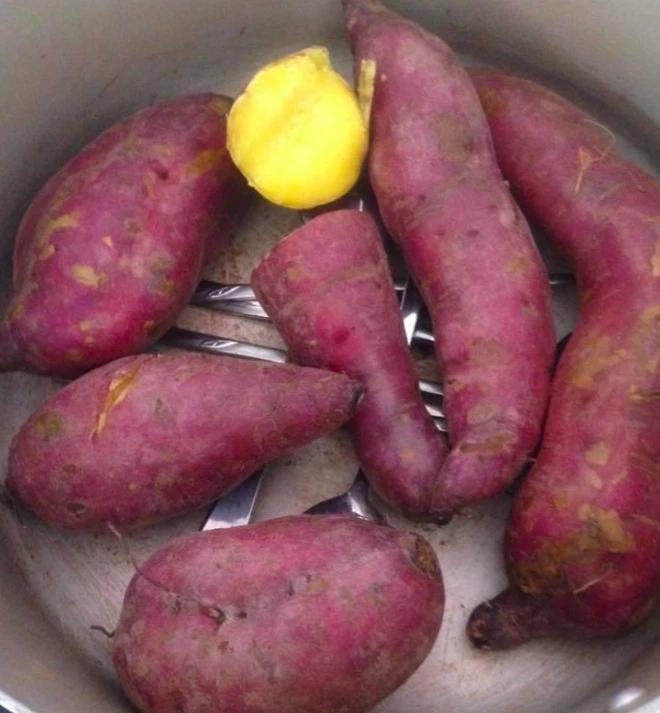 Mẹ bắt chước TikTok luộc khoai bằng thìa, con mở nắp vung tí thì xỉu-6