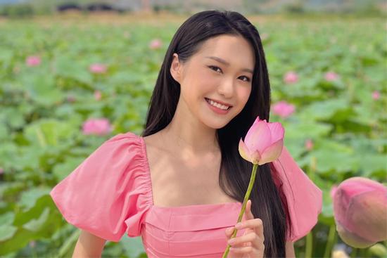 Lan truyền loạt ảnh bồ Đoàn Văn Hậu trở thành MC đài quốc gia