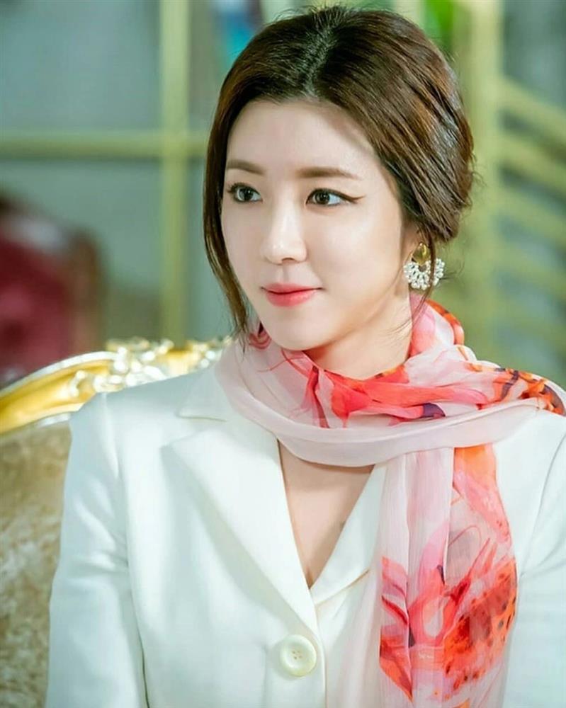 Mỹ nhân châu Á khốn đốn vì bê bối tình dục của người thân-3