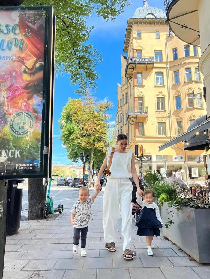 Gia đình Hồ Ngọc Hà vi vu trời Tây, bất ngờ nhan sắc mẹ nữ ca sĩ-1