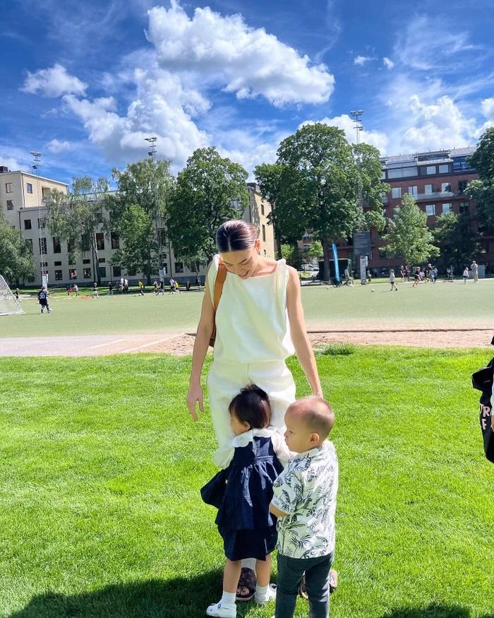 Gia đình Hồ Ngọc Hà vi vu trời Tây, bất ngờ nhan sắc mẹ nữ ca sĩ-3