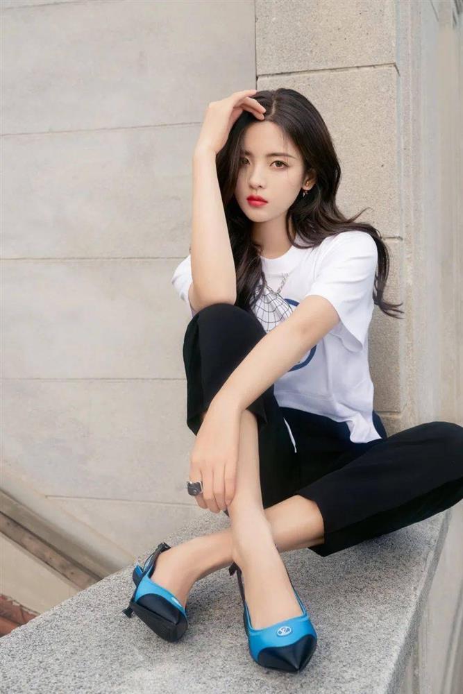 Địch Lệ Nhiệt Ba, Kim Thần diện mẫu giày cân đẹp mọi trang phục-3