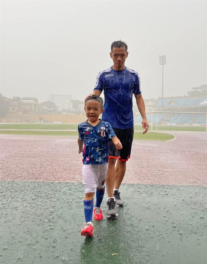 Hậu phương vững chắc của Văn Quyết-2