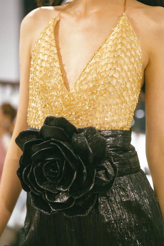 Điểm nhấn độc đáo trên trang phục ba mỹ nhân Việt chọn mặc là chi tiết đính kết thủ công và họa tiết cánh hoa 3D to bản.