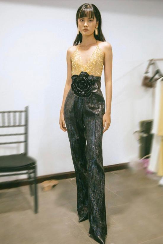 Áo sexy đi kèm quần ánh kim gắn hoa độc đáo là sản phẩm của nhà thiết kế Đào Minh Nhật.