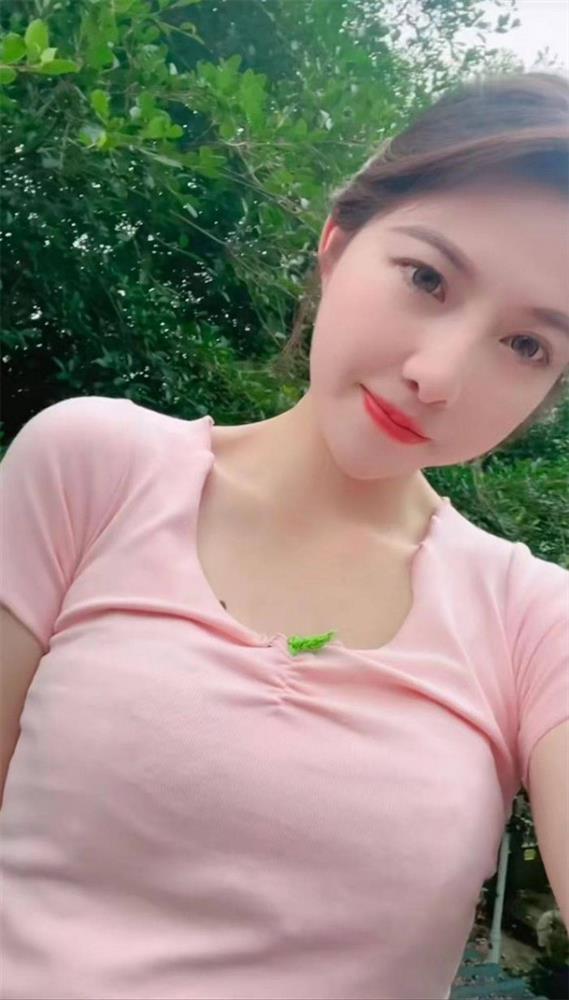 Cô gái bán cá gây bão mạng xã hội nhờ vẻ ngoài ấn tượng-2