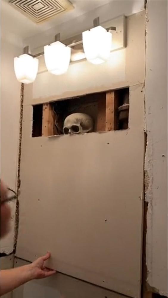 Sửa nhà, gia đình hoảng hồn phát hiện thứ nằm sau gương phòng tắm-1