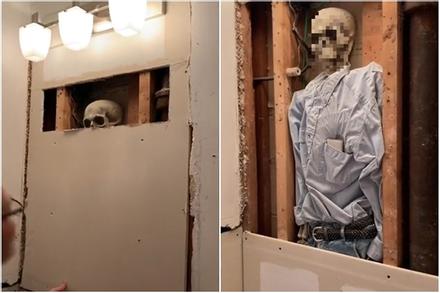 Sửa nhà, gia đình hoảng hồn phát hiện thứ nằm sau gương phòng tắm