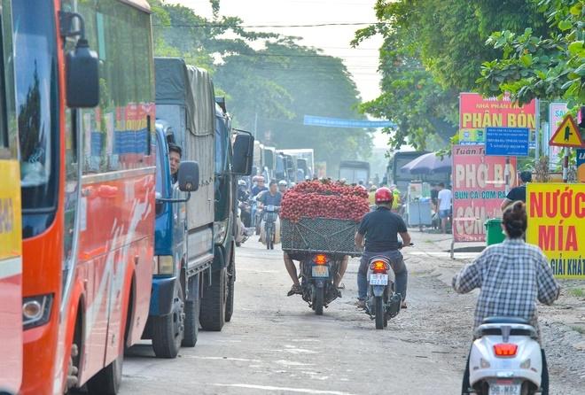 Người dân cõng vải thiều đi bán khiến đường phố đỏ rực, tắc dài-16