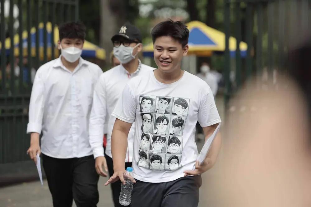 Sĩ tử cười toe, nhảy chân sáo vì trúng tủ môn Văn-5