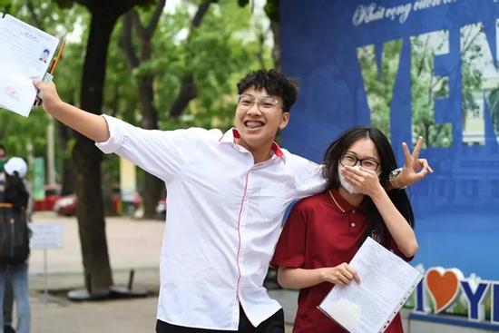 Sĩ tử cười toe, nhảy chân sáo vì 'trúng tủ' môn Văn