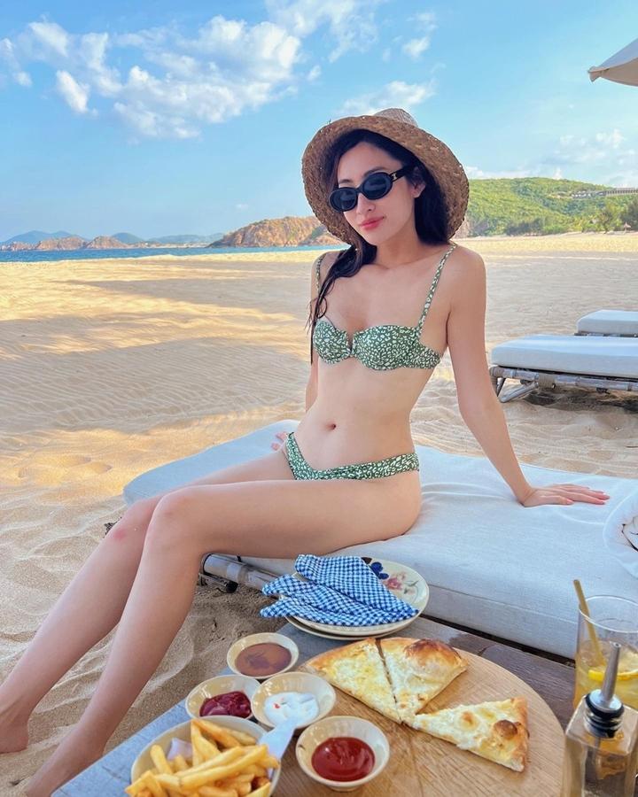 Sở dĩ fan cảm thấy chưa quen là bởi có lần Miss World Vietnam 2019 chia sẻ rằng ngại đăng ảnh bikini vì sợ mẹ mắng.