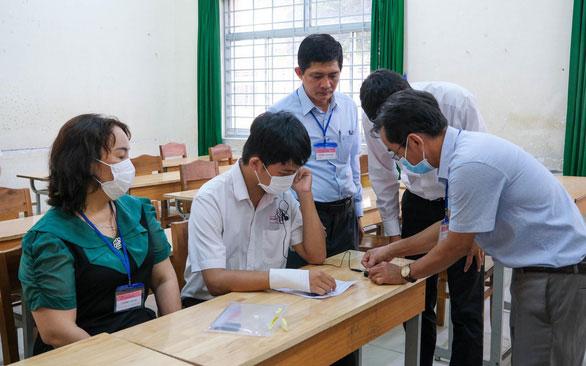 Thí sinh bị gãy tay, được giáo viên viết bài thi hộ-1