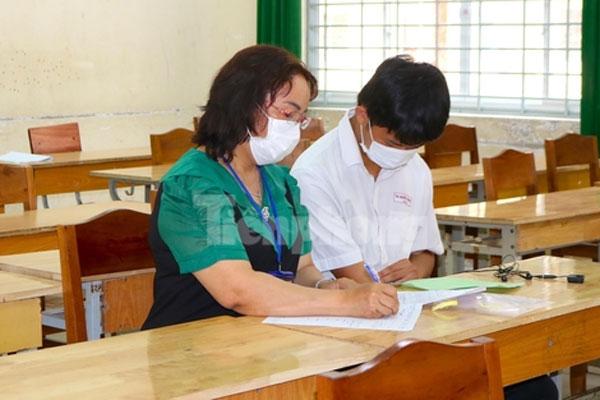 Thí sinh bị gãy tay, được giáo viên viết bài thi hộ-2