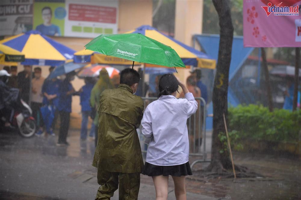 Thí sinh đến trường thi môn Toán trong cơn mưa-3