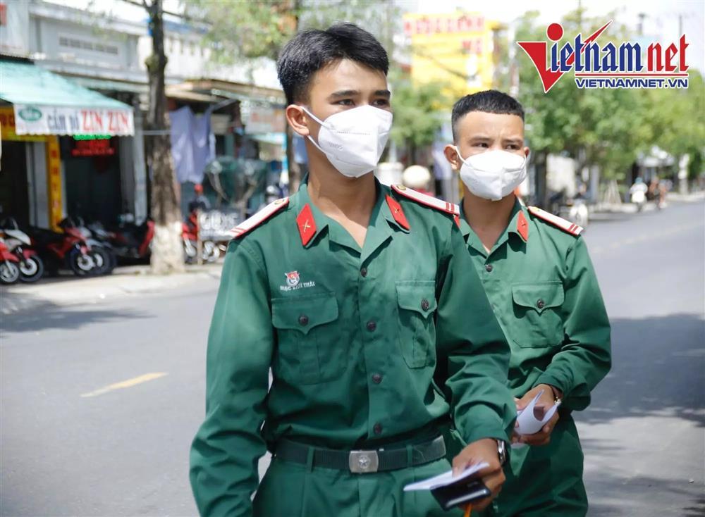 Thí sinh đến trường thi môn Toán trong cơn mưa-7